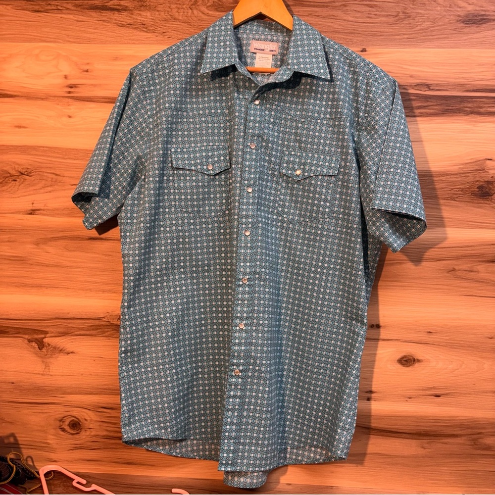 Wrangler Rancher Short sleeve button up with a teal blue geometric design XLT